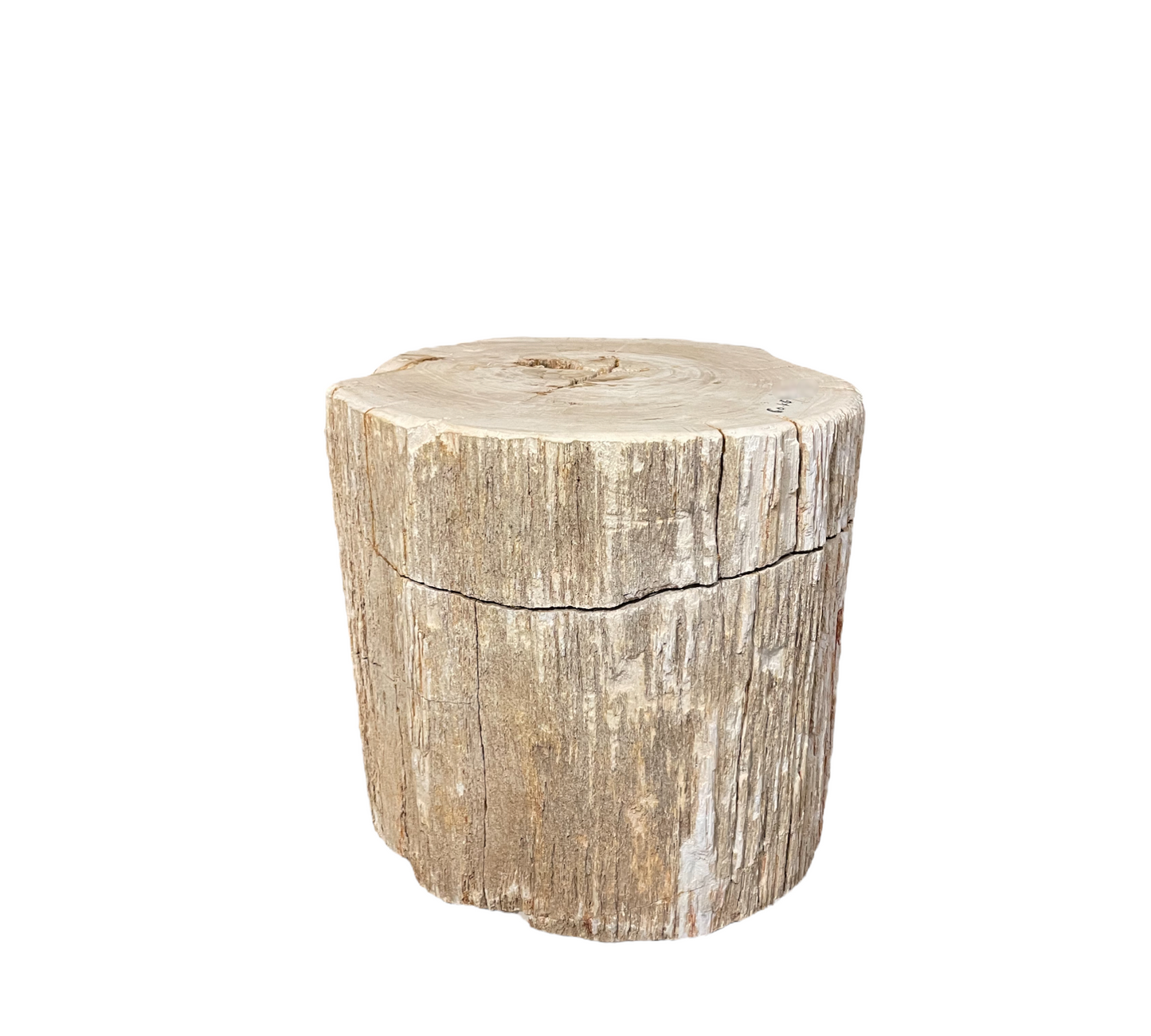 Steingerfður trjádrumbur